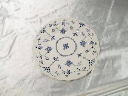 Myott Finlandia porcelain  side  plate - quite nice - Bid now !!